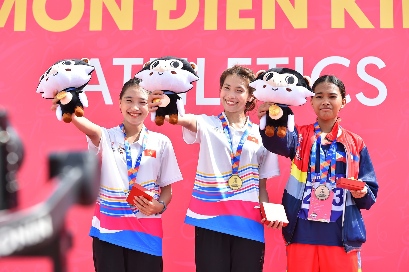 VĐV Việt Nam đoạt Huy chương Vàng môn Điền kinh. Ảnh: TRẦN HIỆP