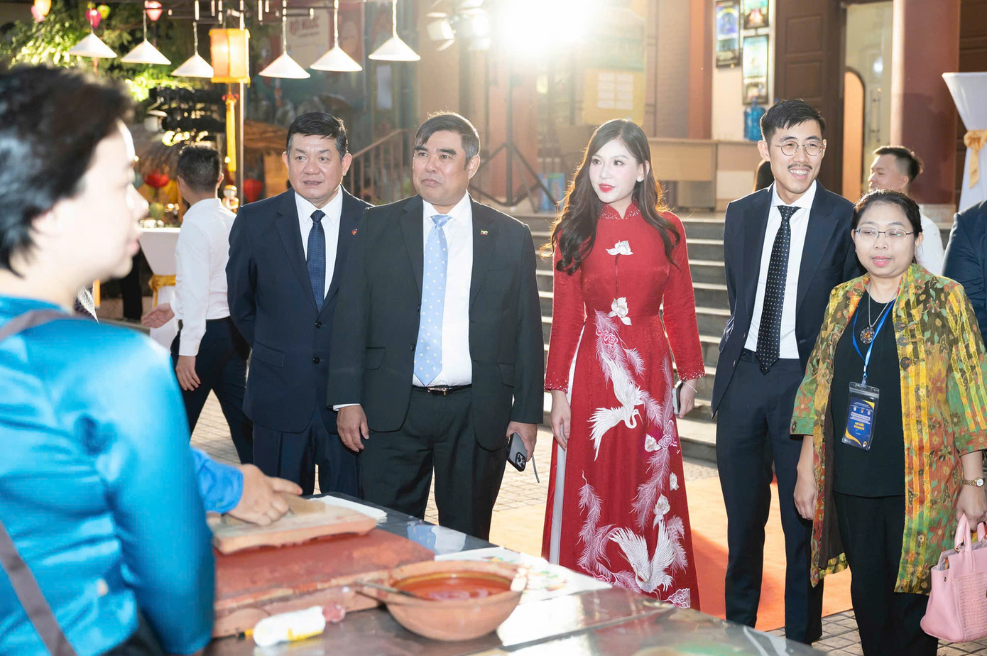 Các đại biểu tham quan các gian trưng bày và biểu diễn tại chương trình. Các đại biểu tham quan các gian trưng bày và biểu diễn tại chương trình.