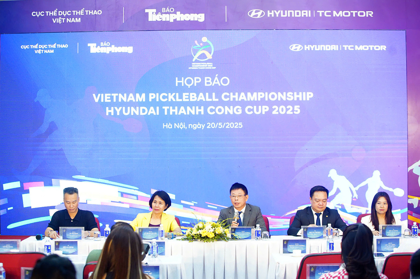 Nhà báo Phùng Công Sưởng – Tổng Biên tập Báo Tiền Phong phát biểu tại chương trình. Nhà báo Phùng Công Sưởng – Tổng Biên tập Báo Tiền Phong phát biểu tại chương trình.