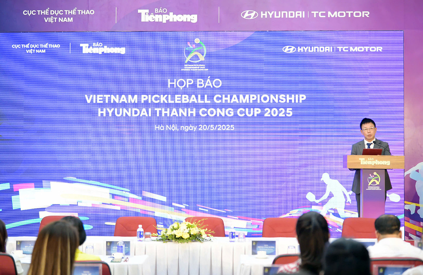 Nhà báo Phùng Công Sưởng – Tổng Biên tập Báo Tiền Phong phát biểu tại chương trình. Nhà báo Phùng Công Sưởng – Tổng Biên tập Báo Tiền Phong phát biểu tại chương trình.