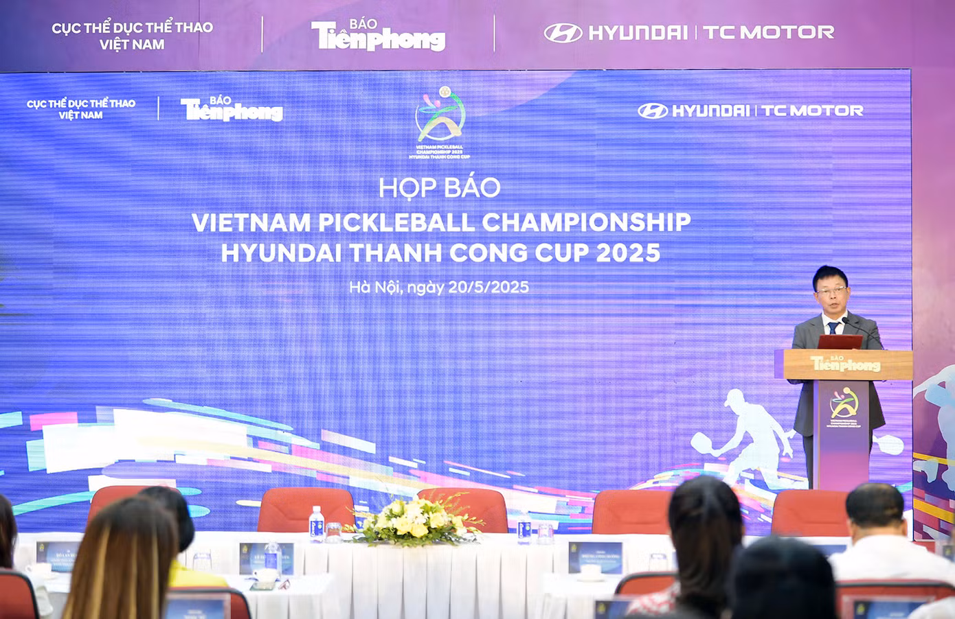 Nhà báo Phùng Công Sưởng – Tổng Biên tập Báo Tiền Phong phát biểu tại chương trình.