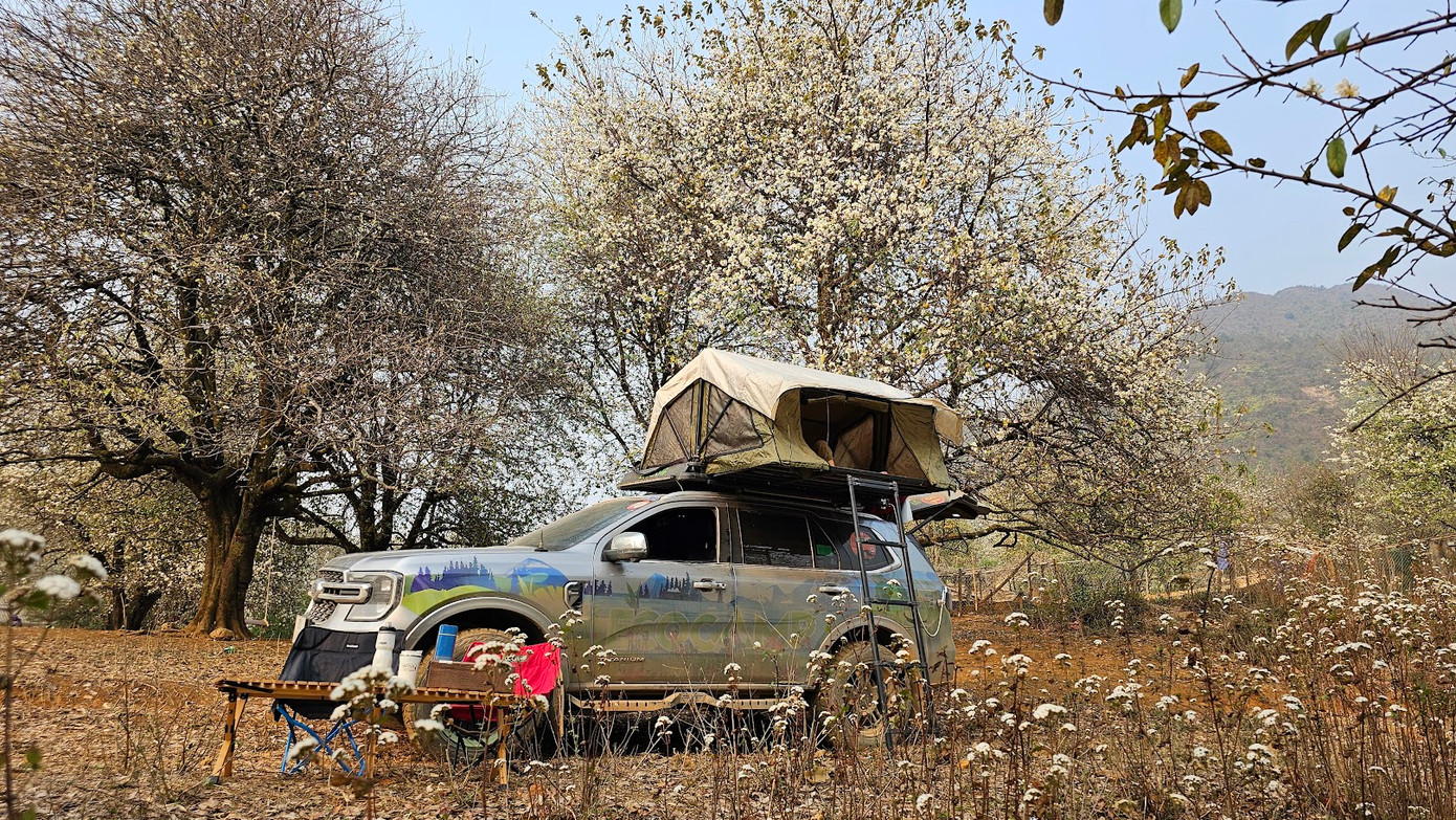 Đến với Ngọc Chiến (Sơn La) vào đúng dịp này, các bạn trẻ được hòa vào không gian văn hóa các dân tộc Thái, Mông… chiêm ngưỡng những điệu nhảy, điệu múa cùng những bài khèn Mông, tô thêm nét văn hóa độc đáo, tạo nên sự náo nhiệt và làm xao xuyến du khách. Ảnh: NGUYỄN NGỌC HẢI