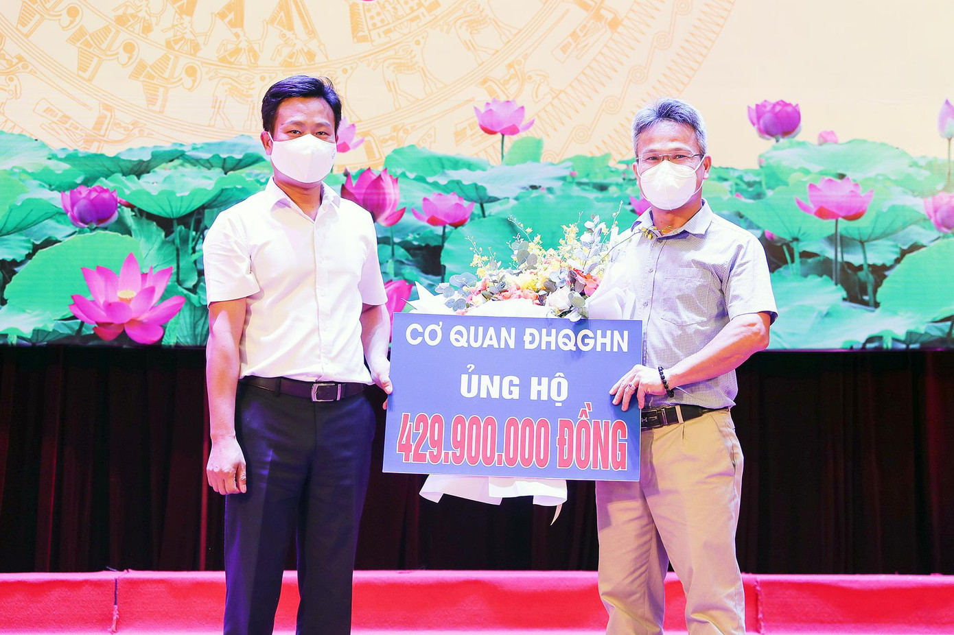 Giám đốc ĐHQG Hà Nội Lê Quân trao số tiền ủng hộ của cán bộ, viên chức, người lao động Cơ quan ĐHQG Hà Nội cho miền Nam chống dịch COVID-19.