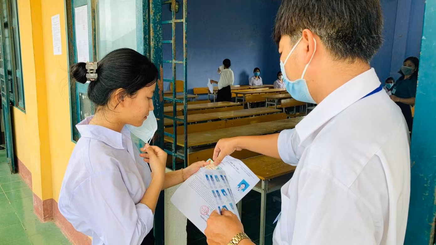 Thí sinh tham dự kì thi tốt nghiệp THPT năm 2021. Thí sinh tham dự kì thi tốt nghiệp THPT năm 2021.