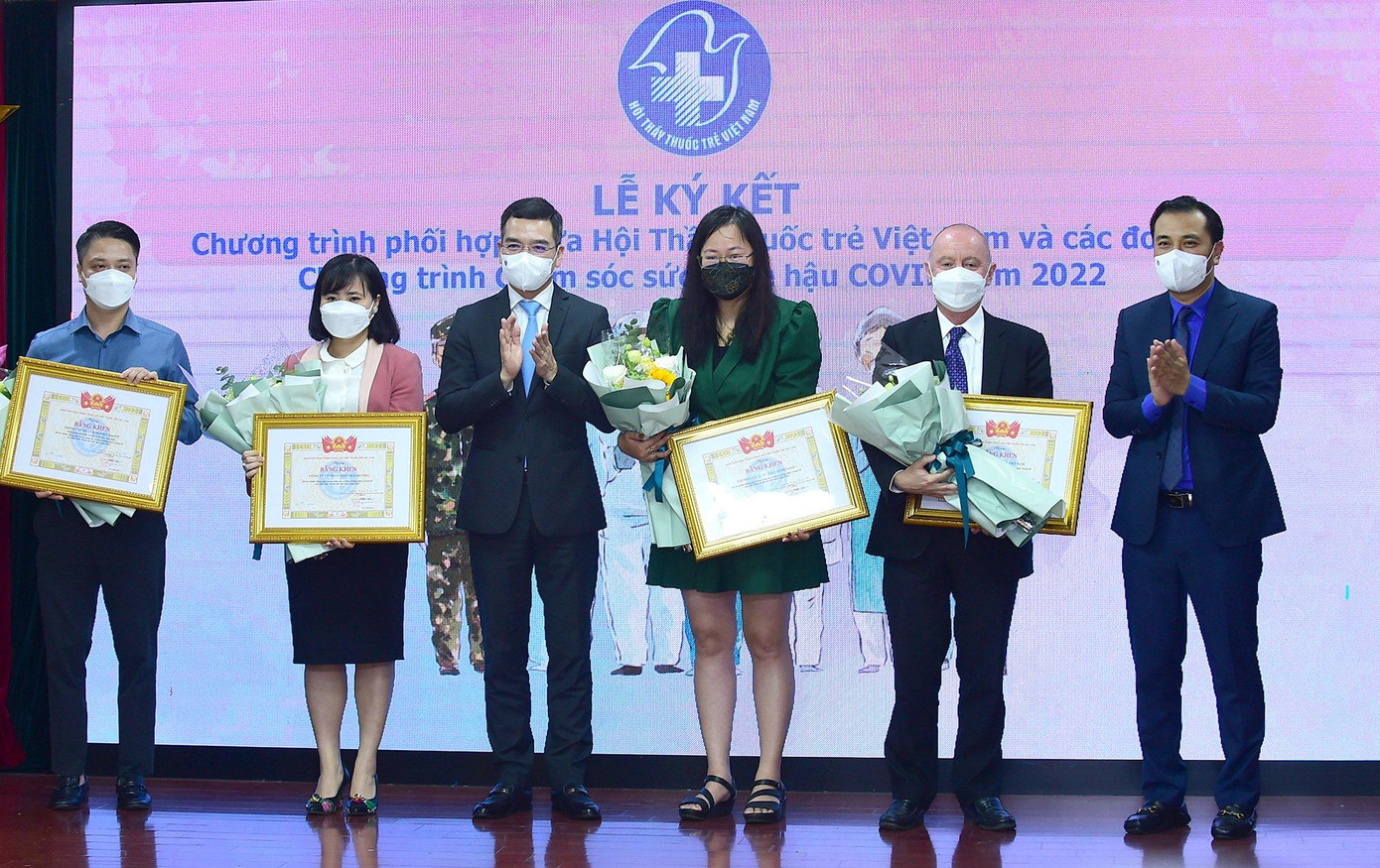 Lãnh đạo T.Ư Hội Thầy thuốc trẻ Việt Nam tặng hoa các đơn vị. Lãnh đạo T.Ư Hội Thầy thuốc trẻ Việt Nam tặng hoa các đơn vị.