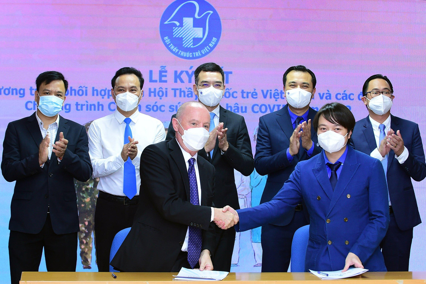 T.Ư Hội Thầy thuốc trẻ Việt Nam và các đơn vị liên quan triển khai ký kết nhiều chương trình tư vấn, chăm sóc sức khỏe, hướng dẫn điều trị các triệu chứng hậu COVID-19. T.Ư Hội Thầy thuốc trẻ Việt Nam và các đơn vị liên quan triển khai ký kết nhiều chương trình tư vấn, chăm sóc sức khỏe, hướng dẫn điều trị các triệu chứng hậu COVID-19.