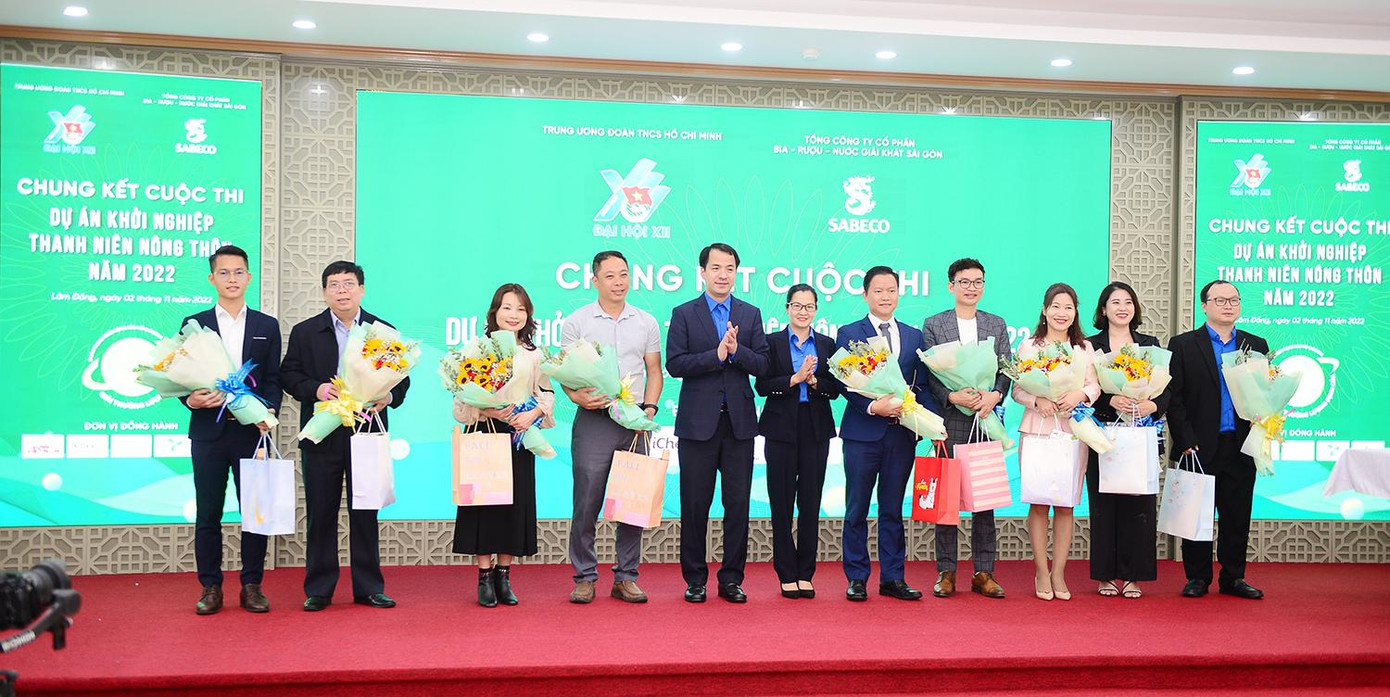 Đại diện Ban Tổ chức cuộc thi tặng hoa cho Ban Giám khảo tại Vòng Chung kết cuộc thi. Đại diện Ban Tổ chức cuộc thi tặng hoa cho Ban Giám khảo tại Vòng Chung kết cuộc thi.