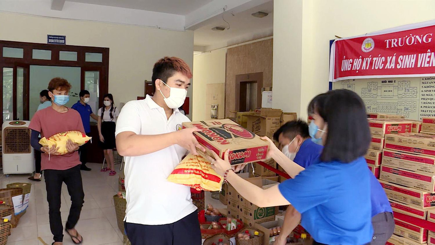 Nhu yếu phẩm như: Gạo, mỳ tôm, thịt hộp, trứng gà, xúc xích… với tổng trị giá 250 triệu đồng.