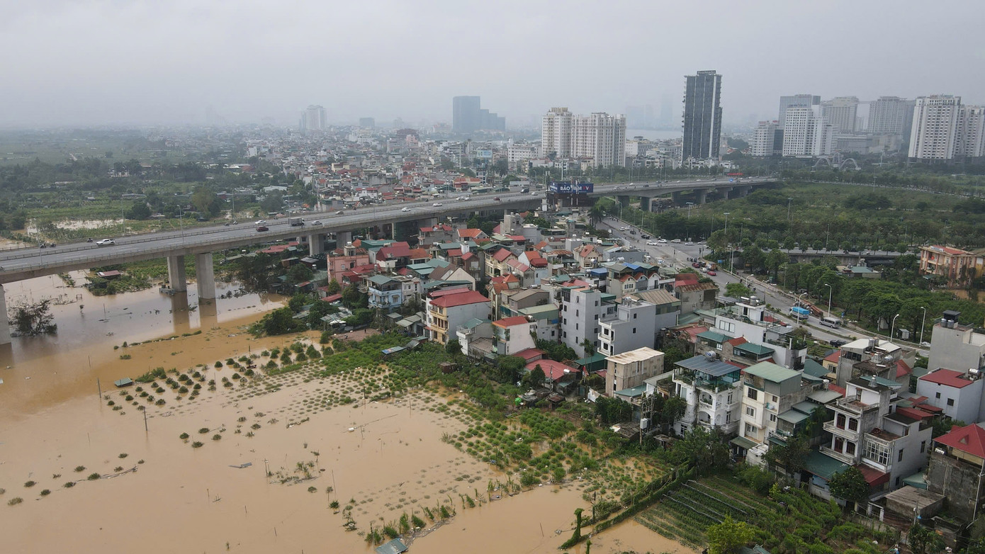 Người dân Nhật Tân, Phú Thượng mong nước rút sớm để có thể ra vườn cứu cây.
