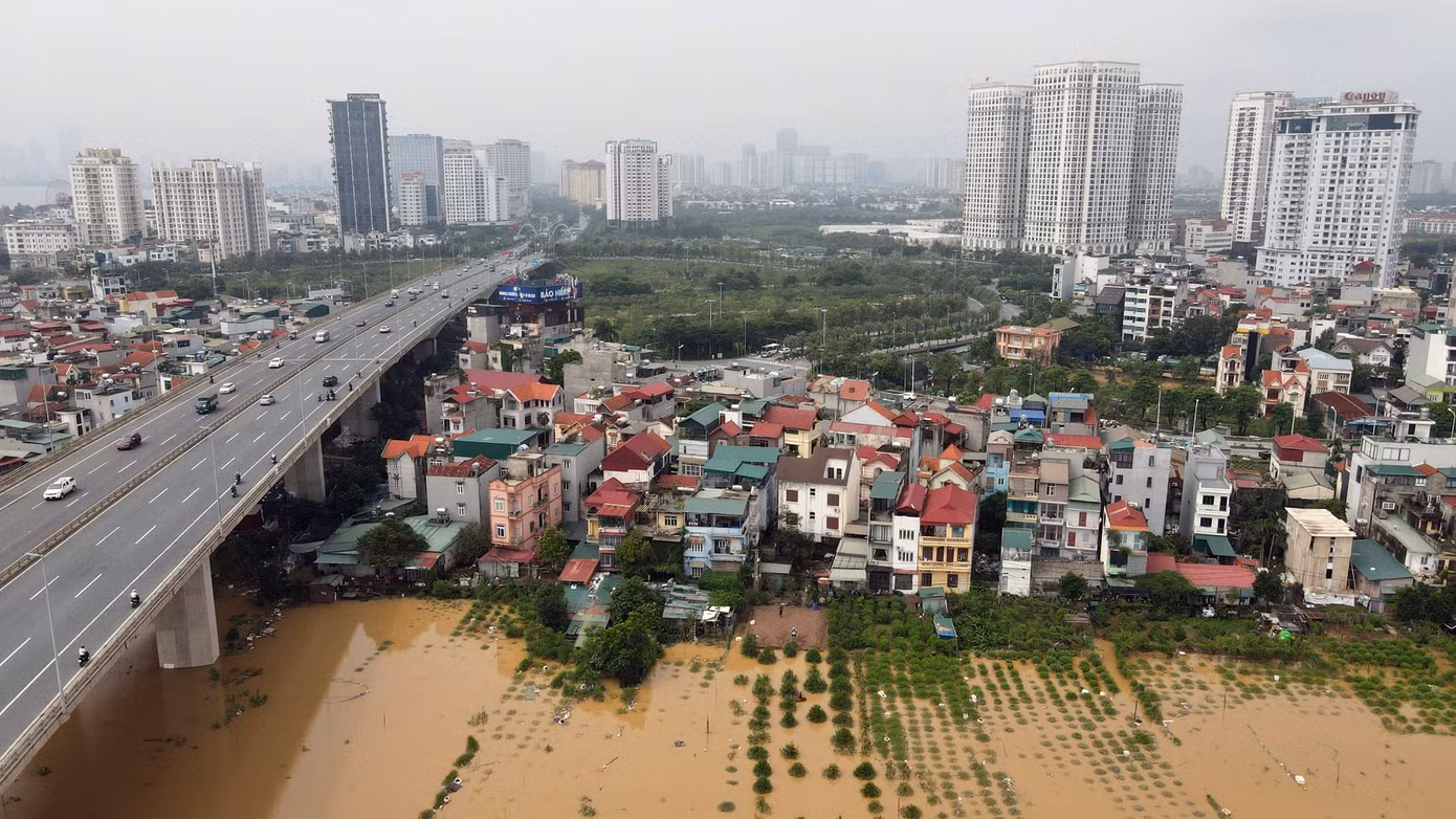 Khu vực trồng hoa màu như đào, quất của Nhật Tân chìm trong biển nước.