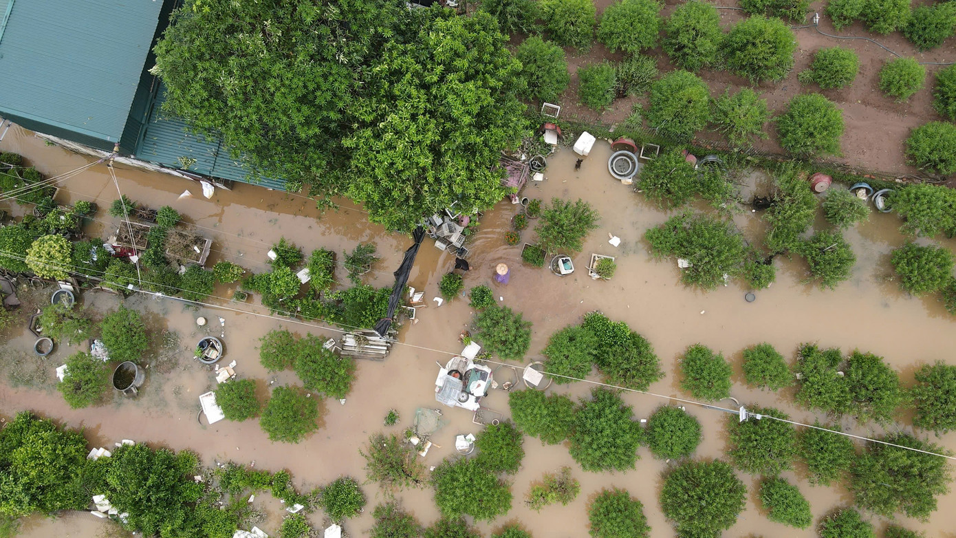 Nông cụ cùng đồ đạc của người dân trôi nổi trên những ruộng hoa màu.