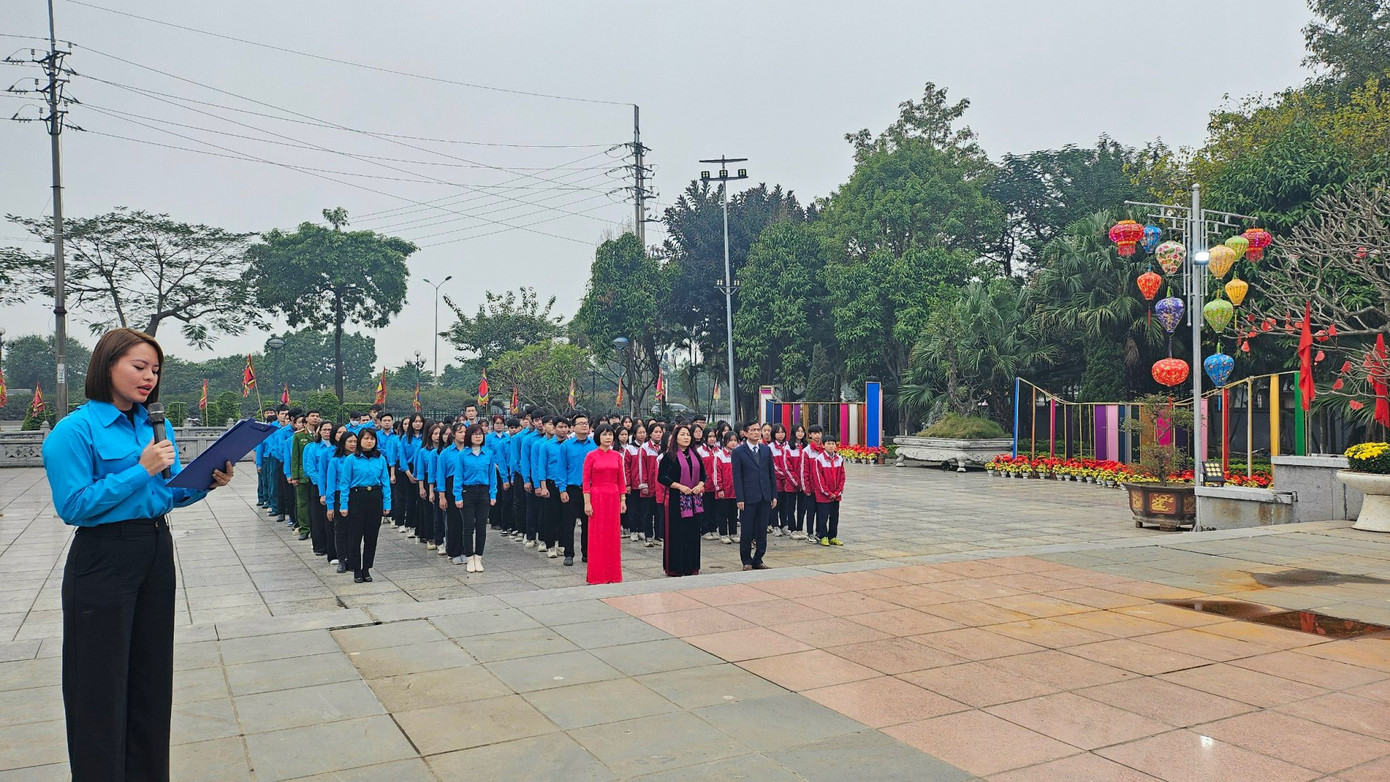 Đoàn Đại biểu tham dự Đại hội điểm đã đến dâng hương tại tượng đài Hoàng Thái hậu Ỷ Lan (Nằm trong khuôn viên KDT Đền – Chùa Bà Tấm, xã Dương Xá, huyện Gia Lâm, TP. Hà Nội). Đoàn Đại biểu tham dự Đại hội điểm đã đến dâng hương tại tượng đài Hoàng Thái hậu Ỷ Lan (Nằm trong khuôn viên KDT Đền – Chùa Bà Tấm, xã Dương Xá, huyện Gia Lâm, TP. Hà Nội).