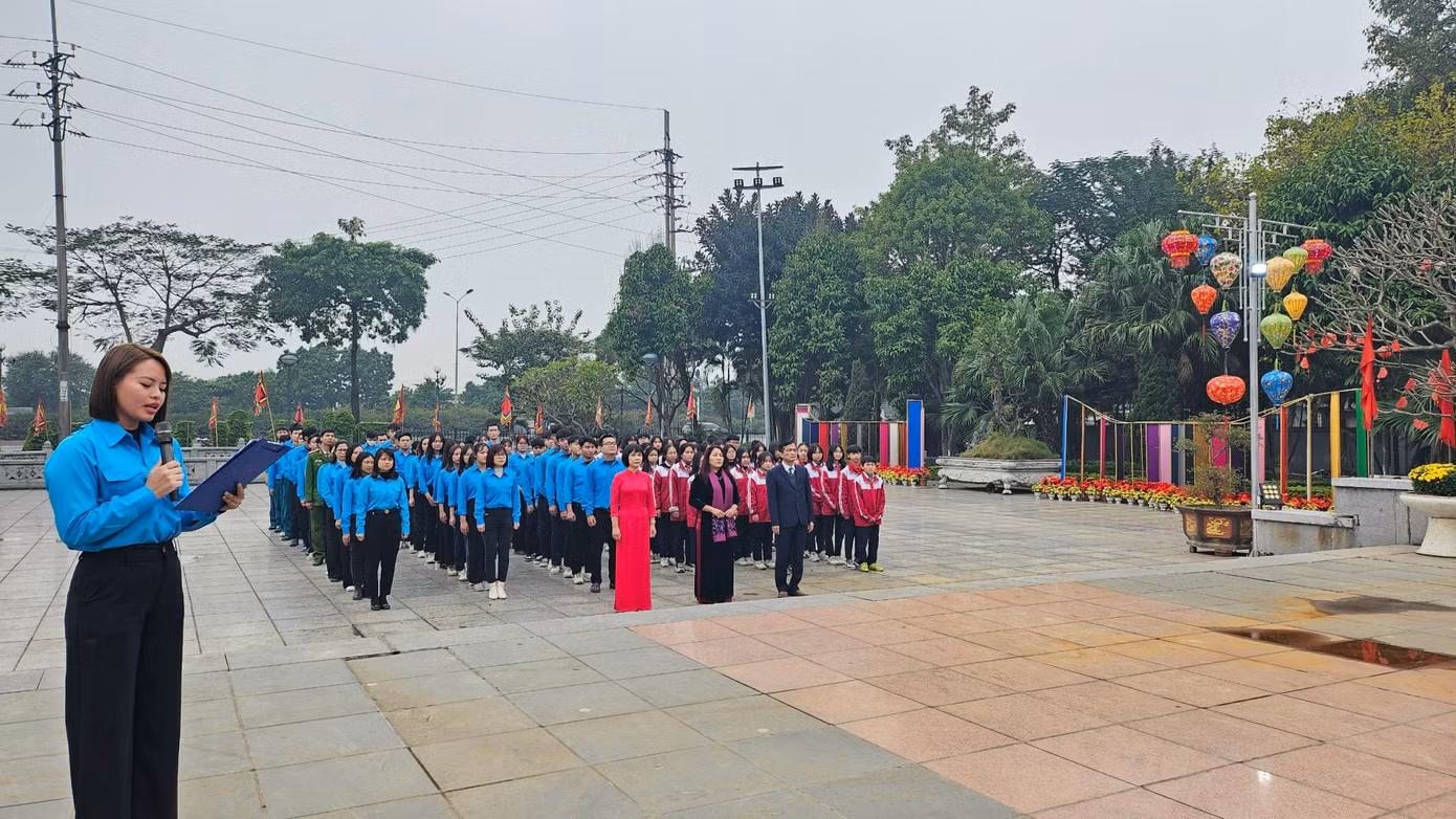 Đoàn Đại biểu tham dự Đại hội điểm đã đến dâng hương tại tượng đài Hoàng Thái hậu Ỷ Lan (Nằm trong khuôn viên KDT Đền – Chùa Bà Tấm, xã Dương Xá, huyện Gia Lâm, TP. Hà Nội).