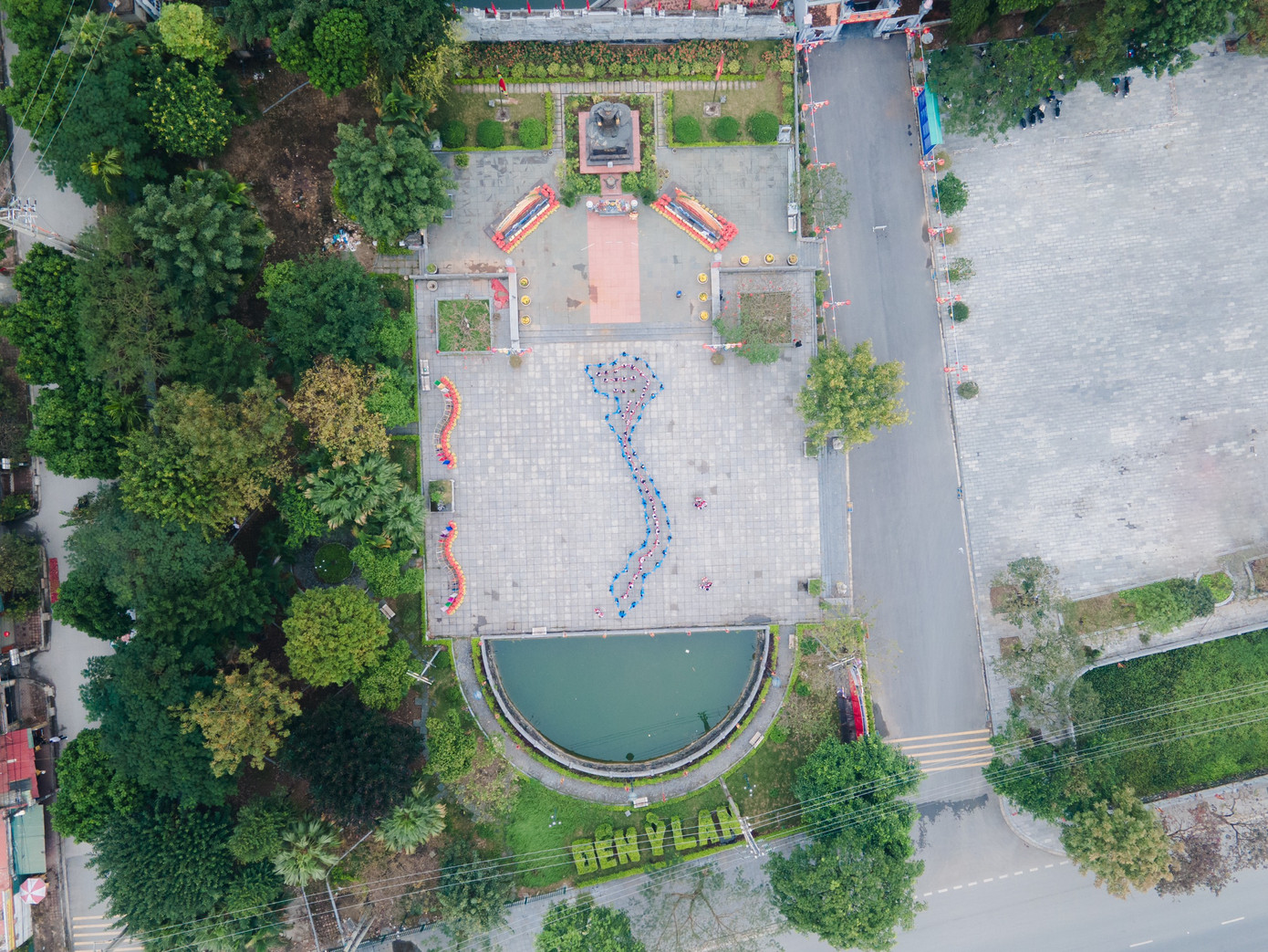 Đại biểu và các đội viên trường THCS Dương Xá cùng tham gia hoạt động xếp hình bản đồ Việt Nam. Đại biểu và các đội viên trường THCS Dương Xá cùng tham gia hoạt động xếp hình bản đồ Việt Nam.