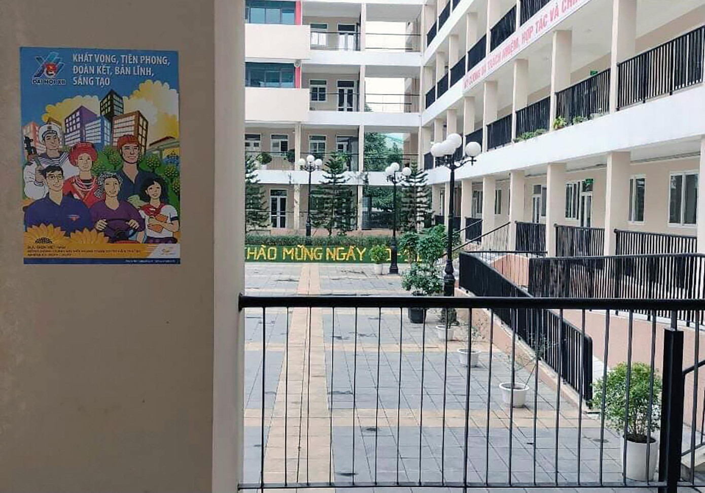 Hiện diện tại một góc sân trường. Thể hiện: Khát vọng, Tiên phong, Đoàn kết, Bản lĩnh, Sáng tạo. Hiện diện tại một góc sân trường. Thể hiện: Khát vọng, Tiên phong, Đoàn kết, Bản lĩnh, Sáng tạo.