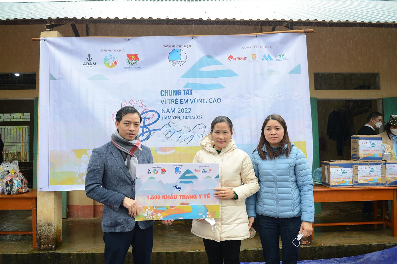 Đại diện các đơn vị tham gia đồng hành cùng chương trình trao những phần quà ý nghĩa tới các em học sinh.