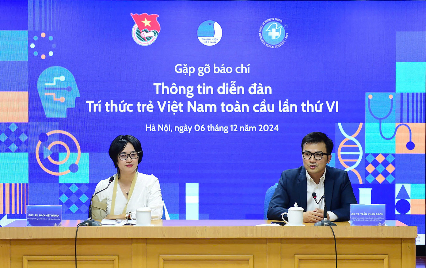 Đại diện Ban Tổ chức diễn đàn trao đổi thông tin tại chương trình.