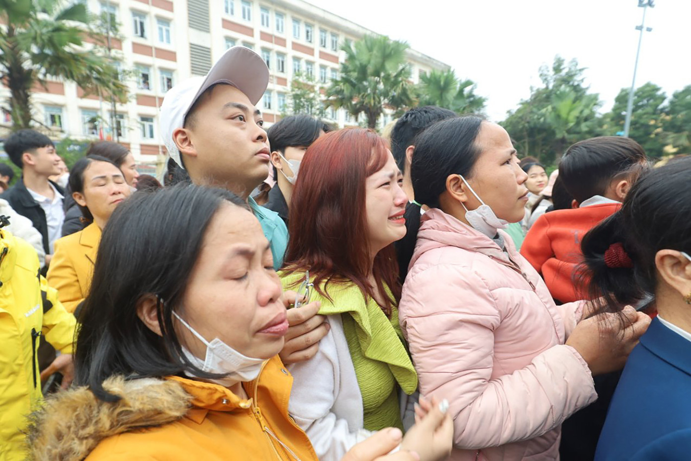 Khoảnh khắc xúc động trước lúc xuất quân. Ảnh: NGỌC TÚ