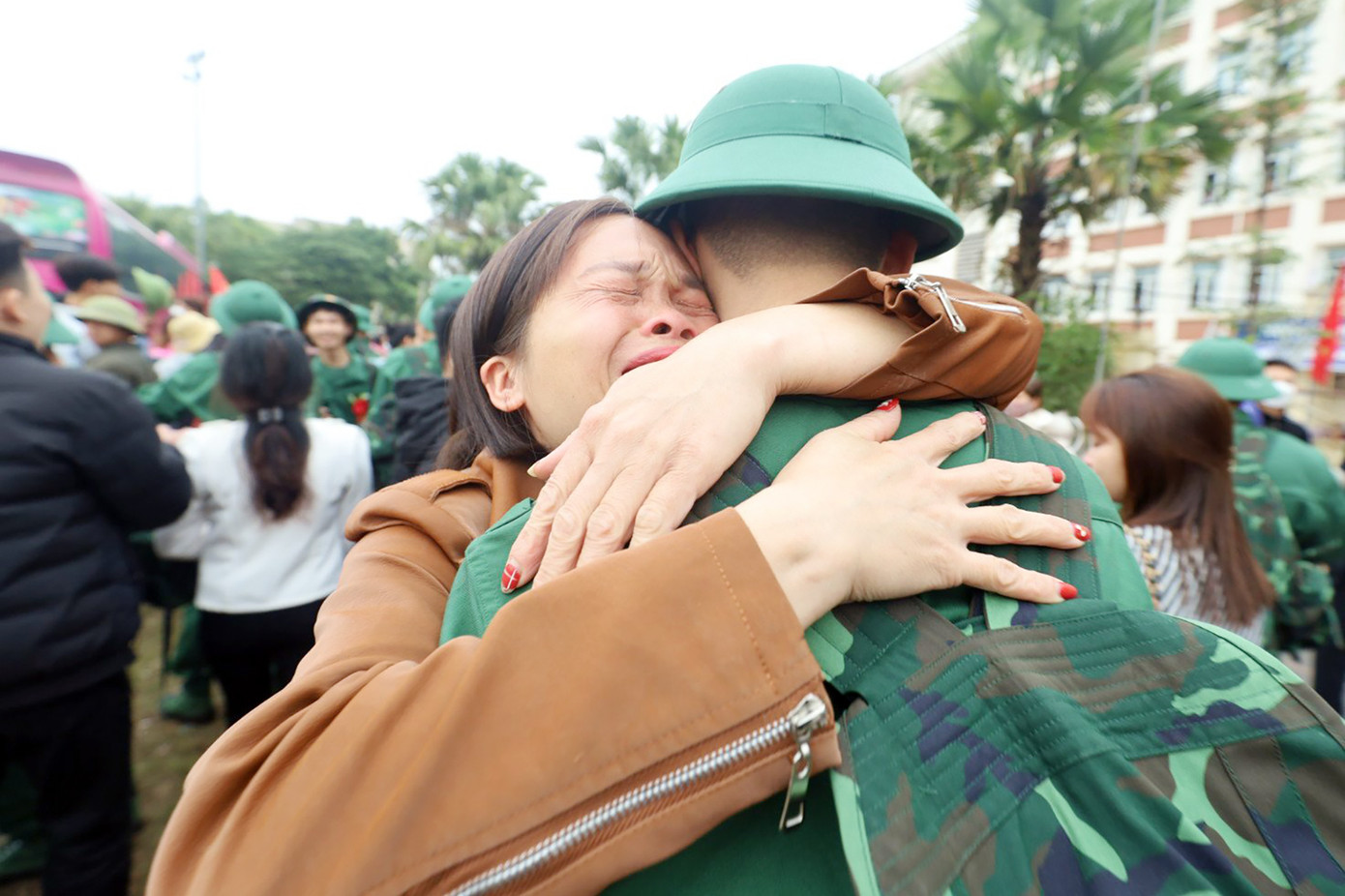 Giây phút xúc động trước lúc lên đường nhập ngũ. Ảnh: NGỌC TÚ