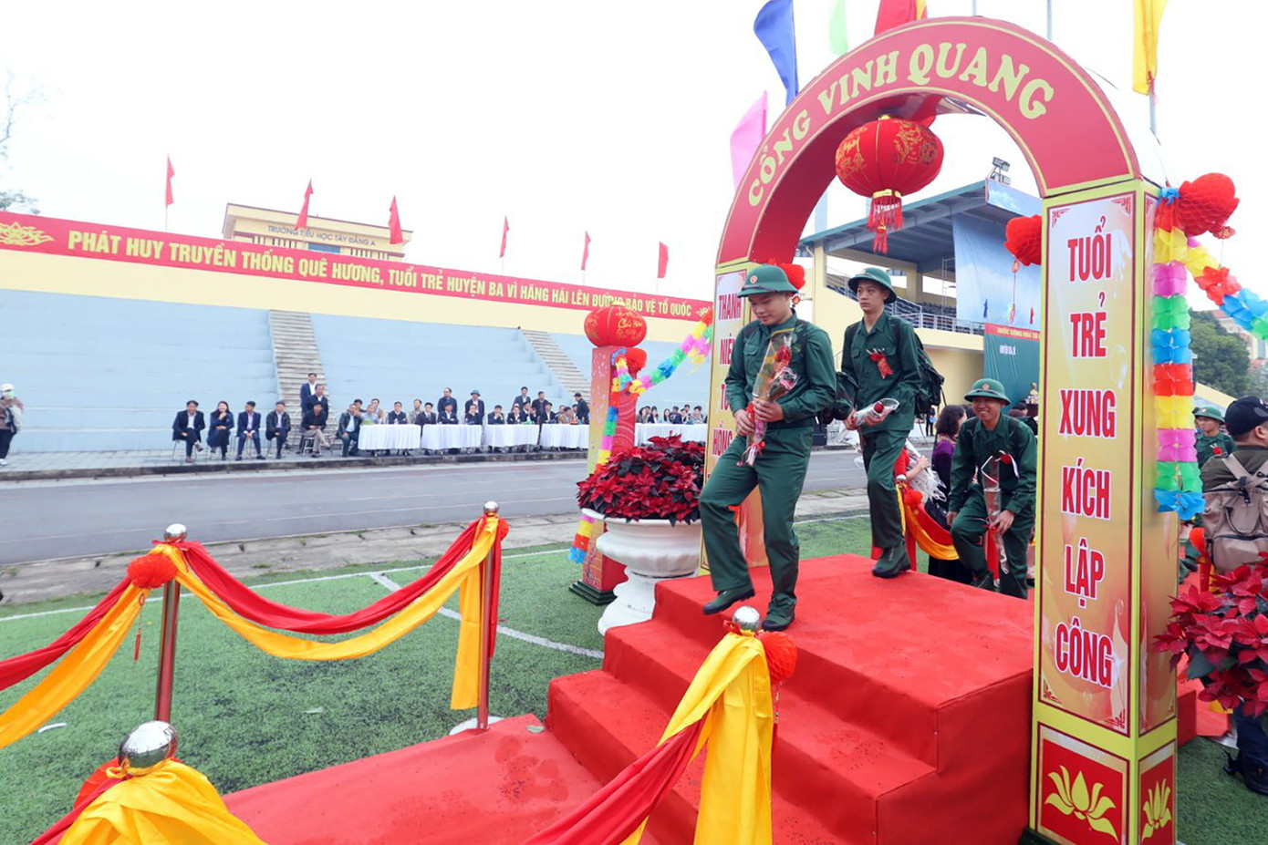 Tân binh huyện Ba Vì hăng hái lên đường nhập ngũ. Ảnh: NGỌC TÚ