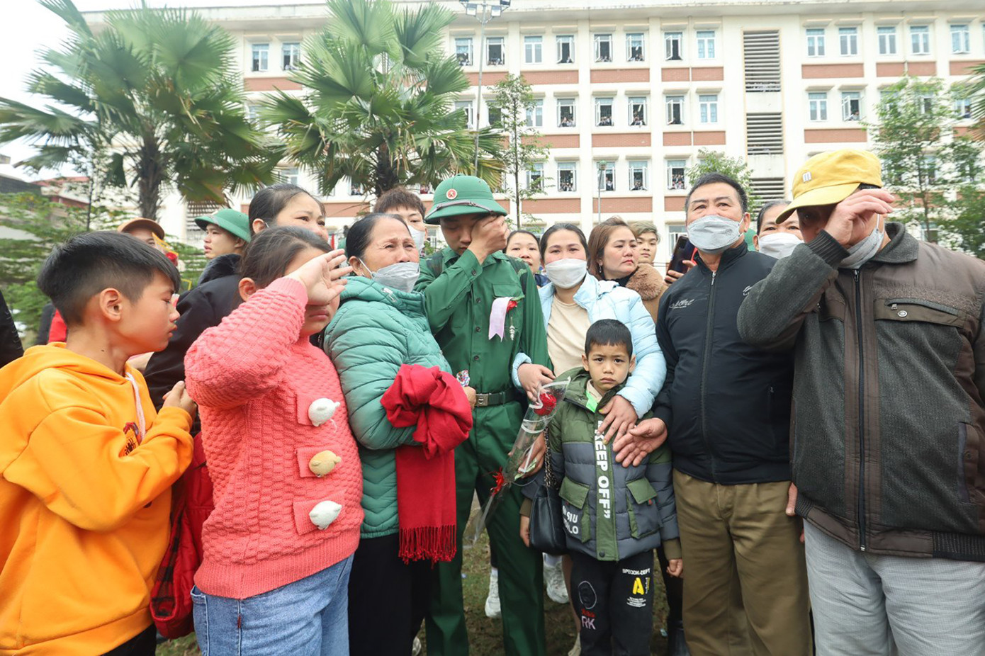 Phút chia tay nghẹn ngào. Ảnh: NGỌC TÚ