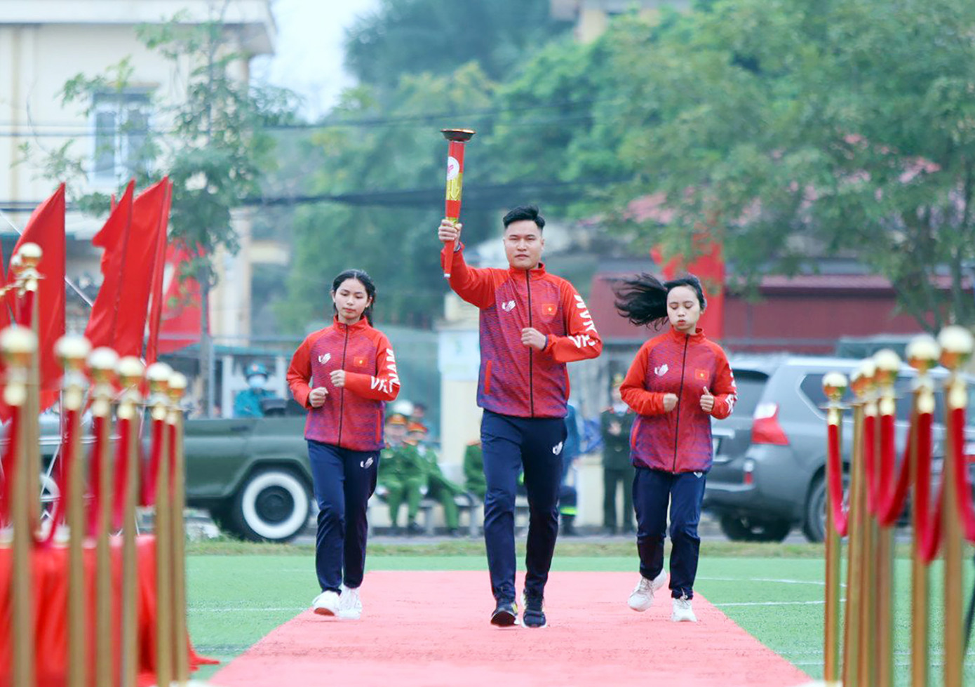 Nghi thức tiếp lửa trong buổi lễ xuất quân của Hội đồng nghĩa vụ quân sự huyện Ba Vì (Hà Nội). Ảnh: NGỌC TÚ