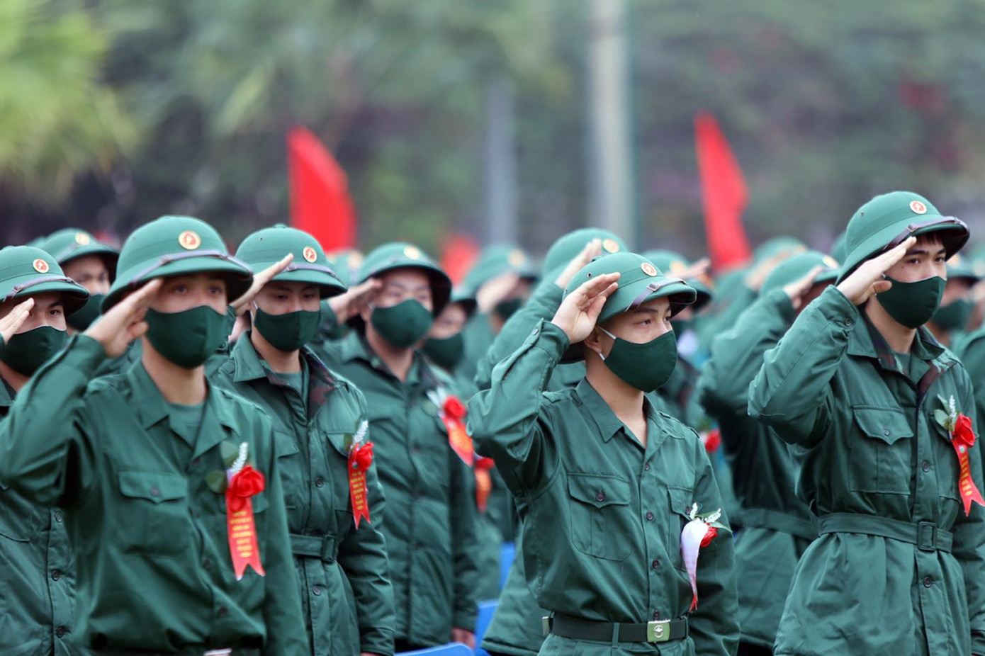 Hàng trăm tân binh huyện Ba Vì lên đường nhập ngũ sáng ngày 6/2/2023. Ảnh: NGỌC TÚ