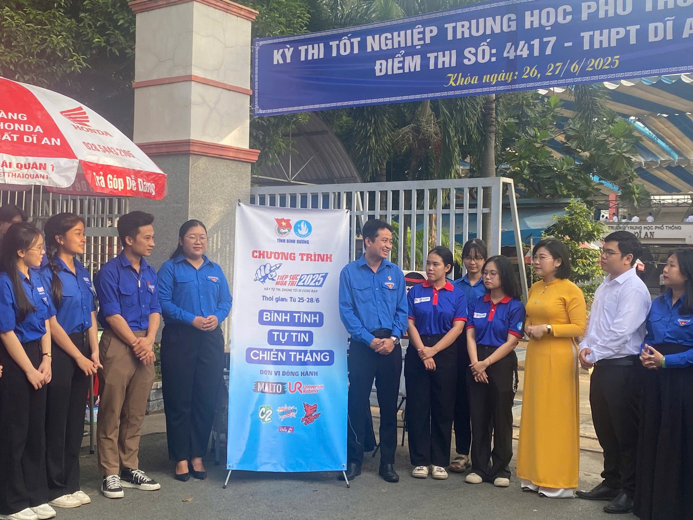 Tình nguyện viên hỗ trợ tại các điểm thi tốt nghiệp THPT 2025. Ảnh: Hội Sinh viên