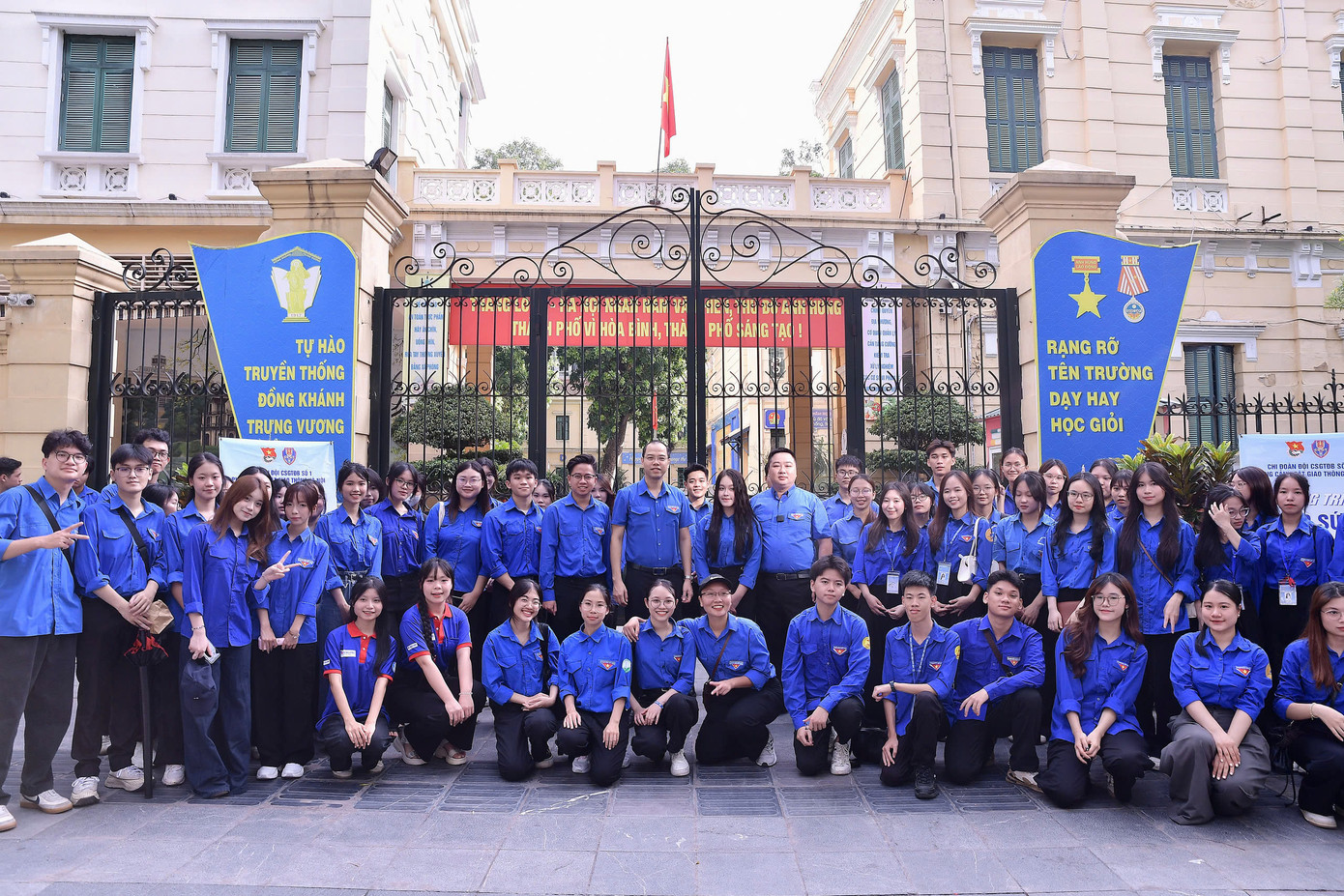 Trong thời tiết nắng nóng thất thường, hình ảnh những chiếc ô được sinh viên giương cao che nắng cho sĩ tử đã trở thành điểm nhấn xúc động trong ngày thi đầu tiên.