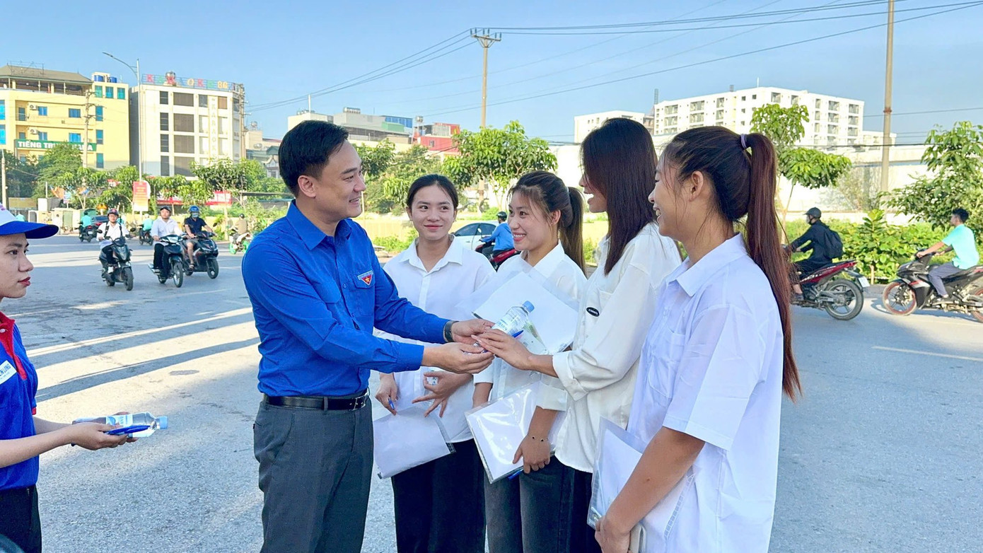 Các đội hình nhận được sẻ chia từ các tổ chức đoàn thể.