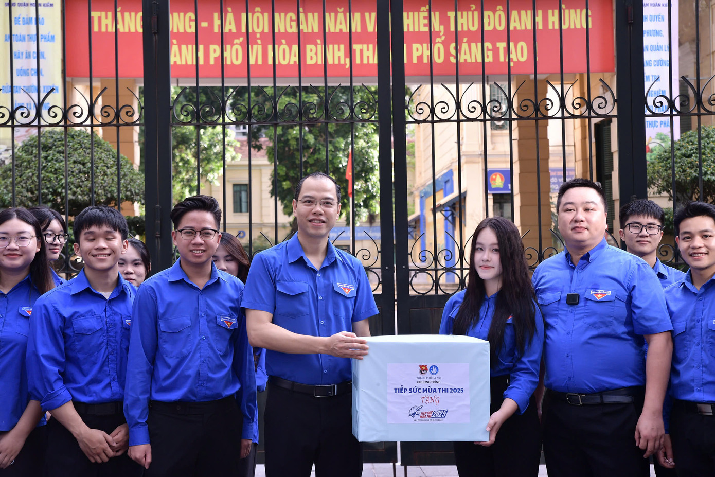 Sáng cùng ngày, anh Nguyễn Tiến Hưng – Phó Bí thư Thành Đoàn, Chủ tịch Hội Sinh viên TP. Hà Nội, đã đến thăm và động viên các đội hình tình nguyện tại nhiều điểm thi. “Thời tiết Hà Nội sáng nay rất nắng nóng, nhưng các bạn sinh viên vẫn có mặt từ sớm, hỗ trợ thí sinh bằng tinh thần trách nhiệm cao. Đây là hình ảnh rất đẹp của tuổi trẻ Thủ đô trong mỗi mùa thi”, anh Hưng nói.