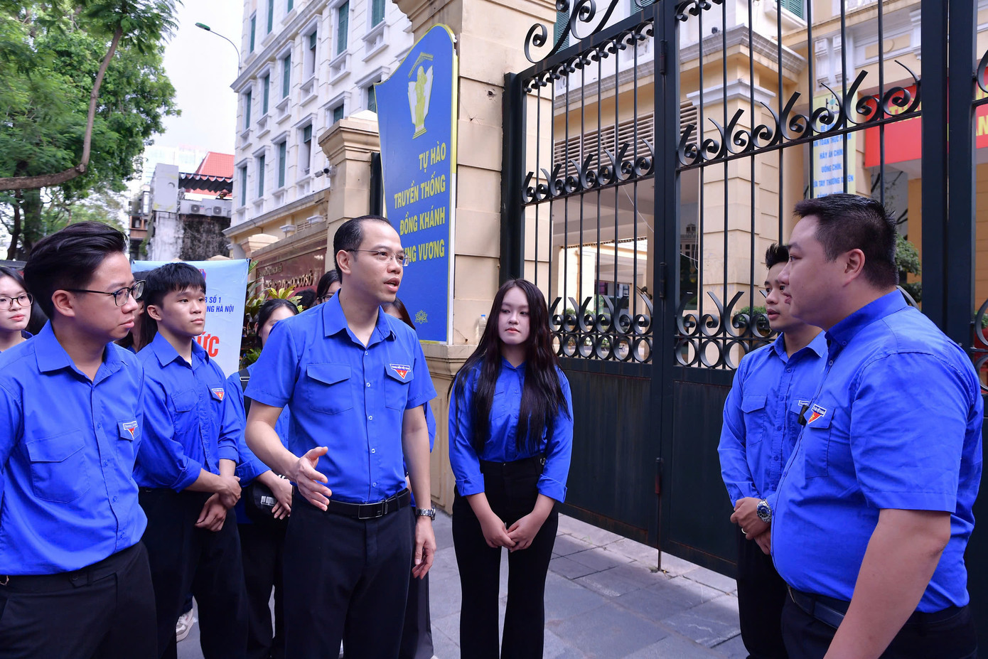 Sáng cùng ngày, anh Nguyễn Tiến Hưng – Phó Bí thư Thành Đoàn, Chủ tịch Hội Sinh viên TP. Hà Nội, đã đến thăm và động viên các đội hình tình nguyện tại nhiều điểm thi. “Thời tiết Hà Nội sáng nay rất nắng nóng, nhưng các bạn sinh viên vẫn có mặt từ sớm, hỗ trợ thí sinh bằng tinh thần trách nhiệm cao. Đây là hình ảnh rất đẹp của tuổi trẻ Thủ đô trong mỗi mùa thi”, anh Hưng nói.