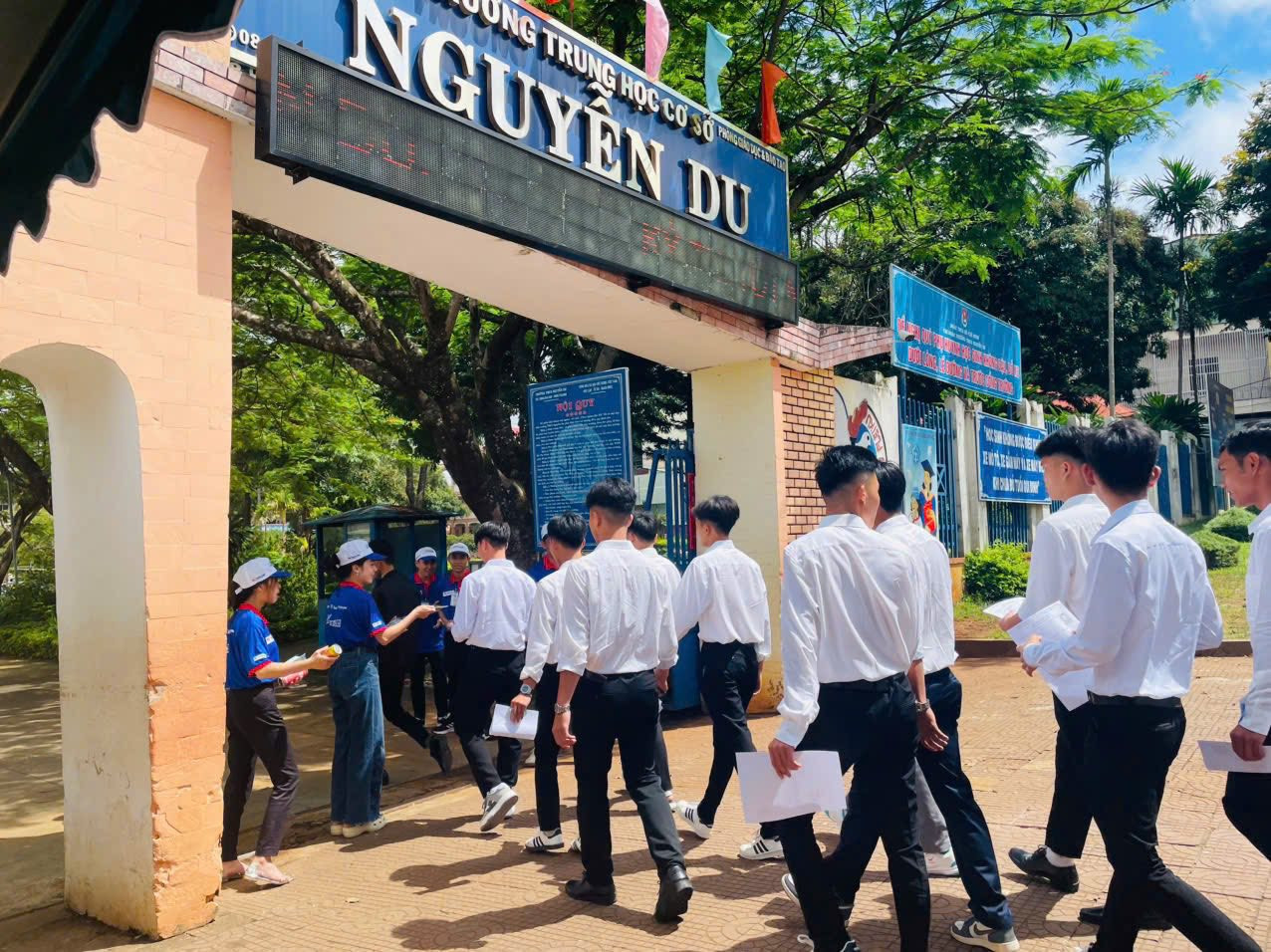 Tình nguyện viên hỗ trợ tại các điểm thi tốt nghiệp THPT 2025. Ảnh: Hội Sinh viên