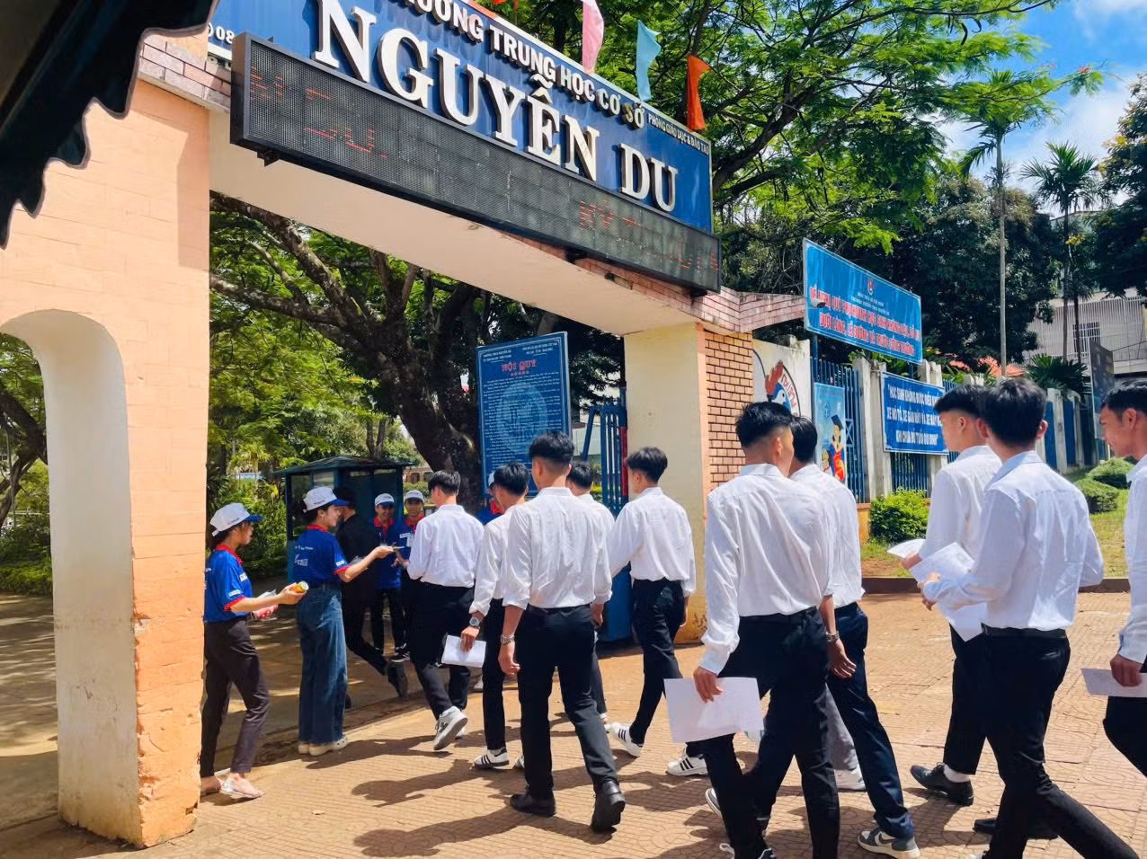 Tình nguyện viên hỗ trợ tại các điểm thi tốt nghiệp THPT 2025. Ảnh: Hội Sinh viên