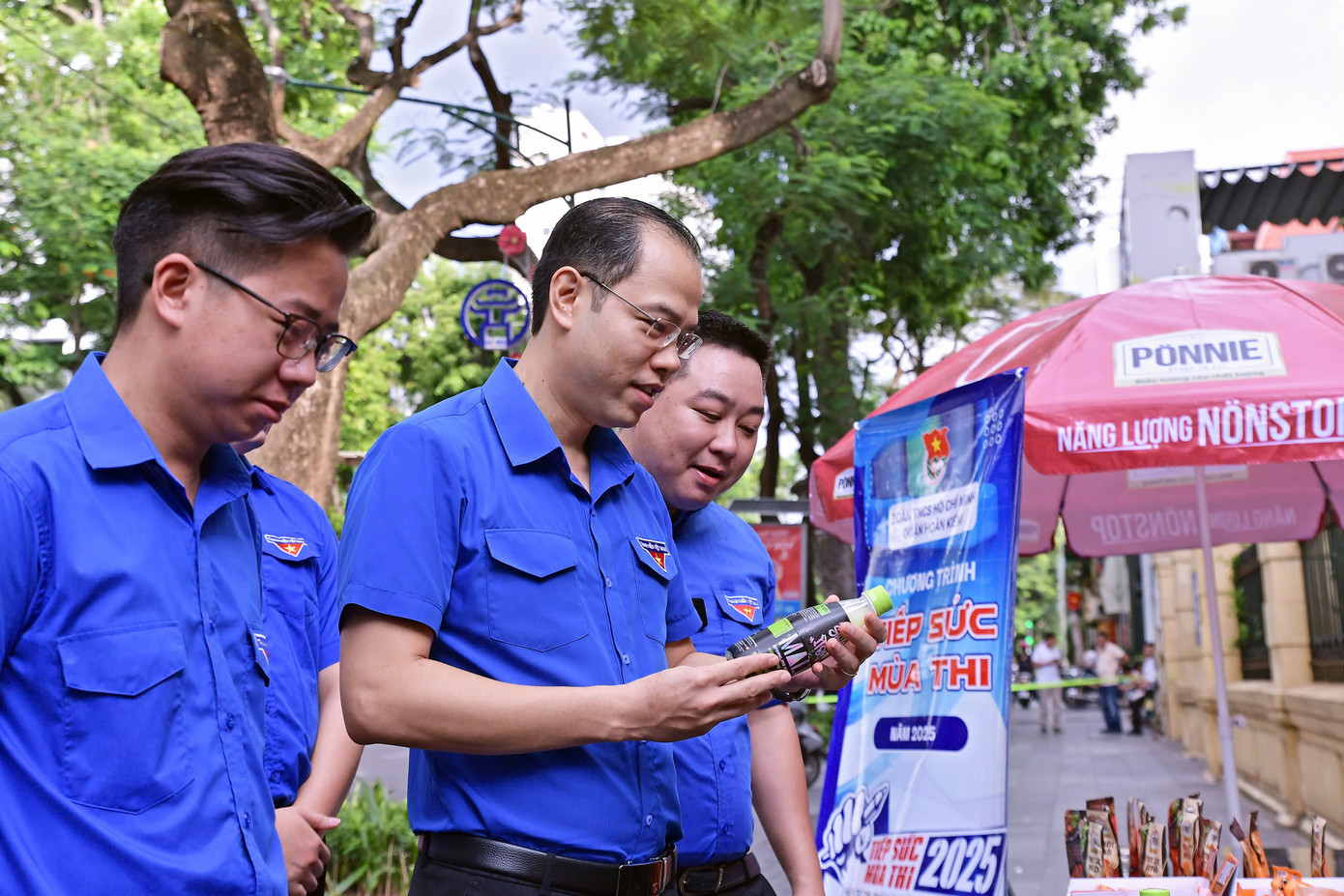 Sáng cùng ngày, anh Nguyễn Tiến Hưng – Phó Bí thư Thành Đoàn, Chủ tịch Hội Sinh viên TP. Hà Nội, đã đến thăm và động viên các đội hình tình nguyện tại nhiều điểm thi. “Thời tiết Hà Nội sáng nay rất nắng nóng, nhưng các bạn sinh viên vẫn có mặt từ sớm, hỗ trợ thí sinh bằng tinh thần trách nhiệm cao. Đây là hình ảnh rất đẹp của tuổi trẻ Thủ đô trong mỗi mùa thi”, anh Hưng nói.