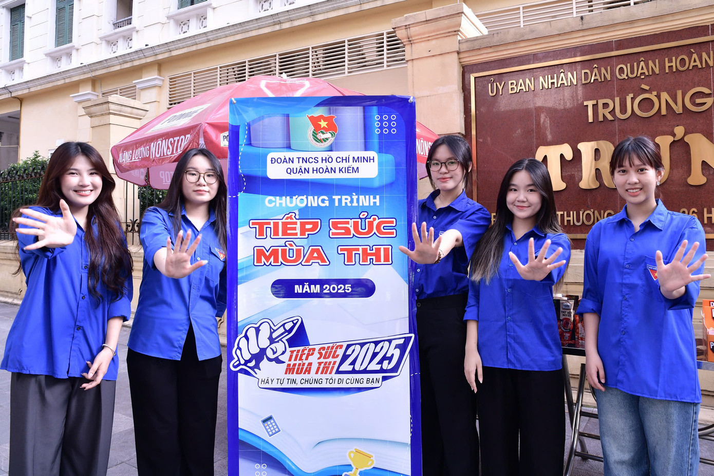 “Bọn mình đã chuẩn bị cả ô, áo mưa, băng dán và khăn lạnh để đảm bảo thí sinh đến điểm thi trong điều kiện tốt nhất, kể cả khi thời tiết thay đổi thất thường như mấy ngày nay”, một sinh viên tình nguyện tại điểm thi THCS Trưng Vương chia sẻ.