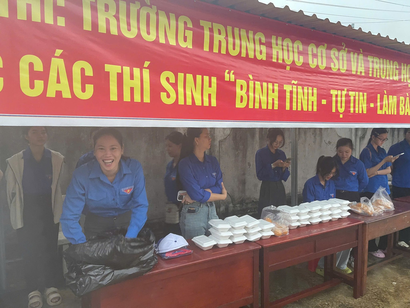 Các đội hình nhận được sẻ chia từ các tổ chức đoàn thể.