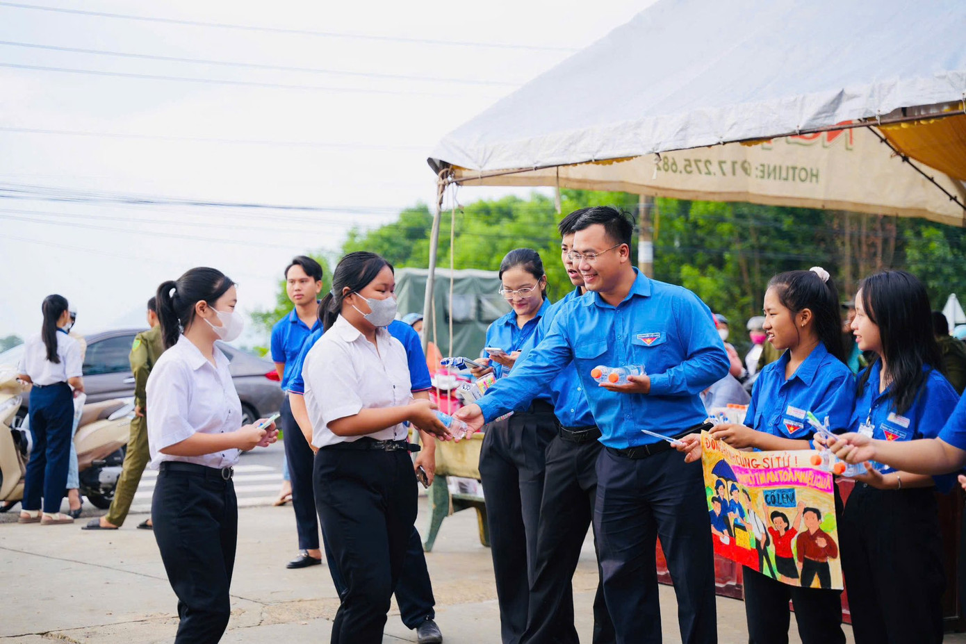 Các đội hình nhận được sẻ chia từ các tổ chức đoàn thể.