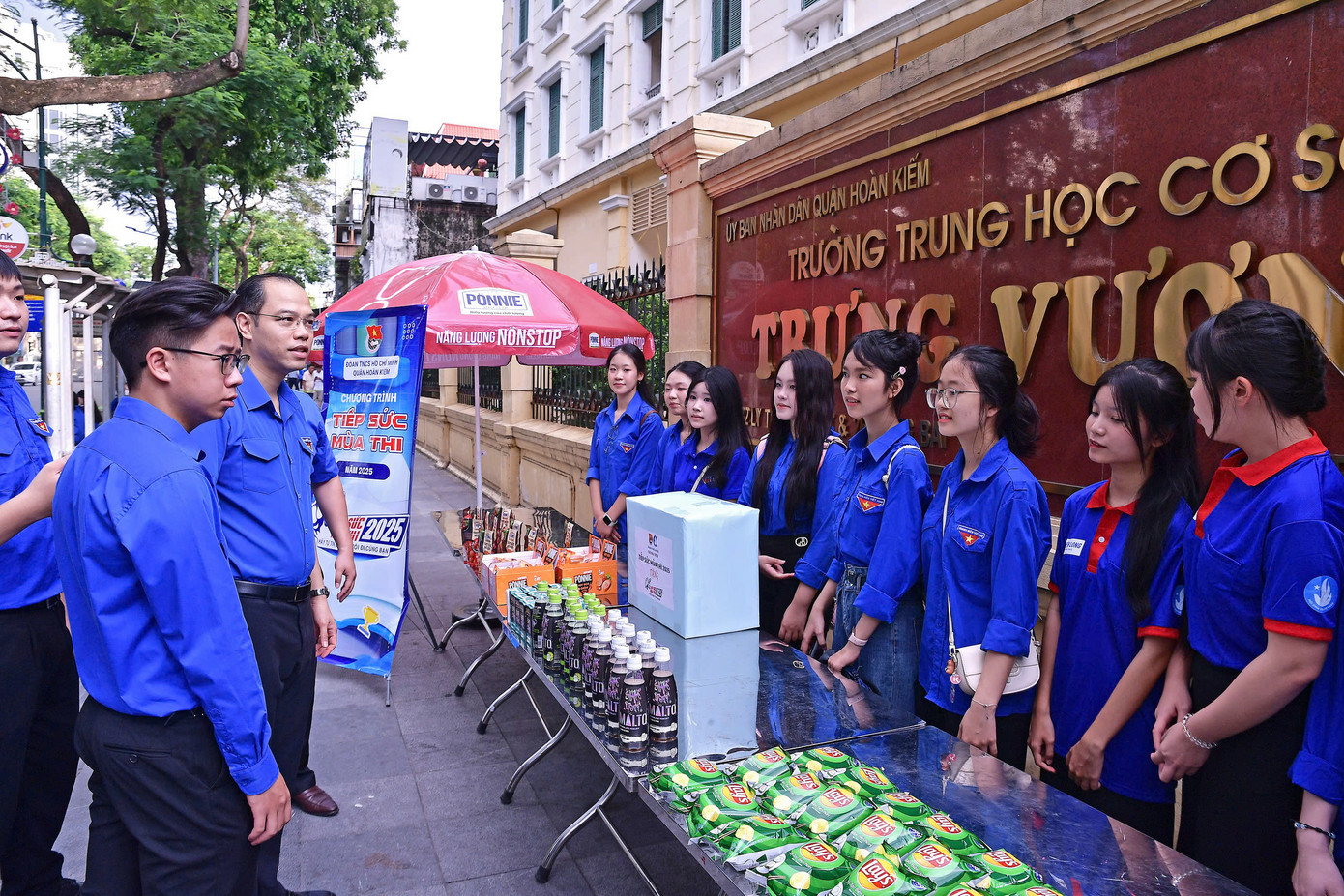 Sáng cùng ngày, anh Nguyễn Tiến Hưng – Phó Bí thư Thành Đoàn, Chủ tịch Hội Sinh viên TP. Hà Nội, đã đến thăm và động viên các đội hình tình nguyện tại nhiều điểm thi. “Thời tiết Hà Nội sáng nay rất nắng nóng, nhưng các bạn sinh viên vẫn có mặt từ sớm, hỗ trợ thí sinh bằng tinh thần trách nhiệm cao. Đây là hình ảnh rất đẹp của tuổi trẻ Thủ đô trong mỗi mùa thi”, anh Hưng nói.