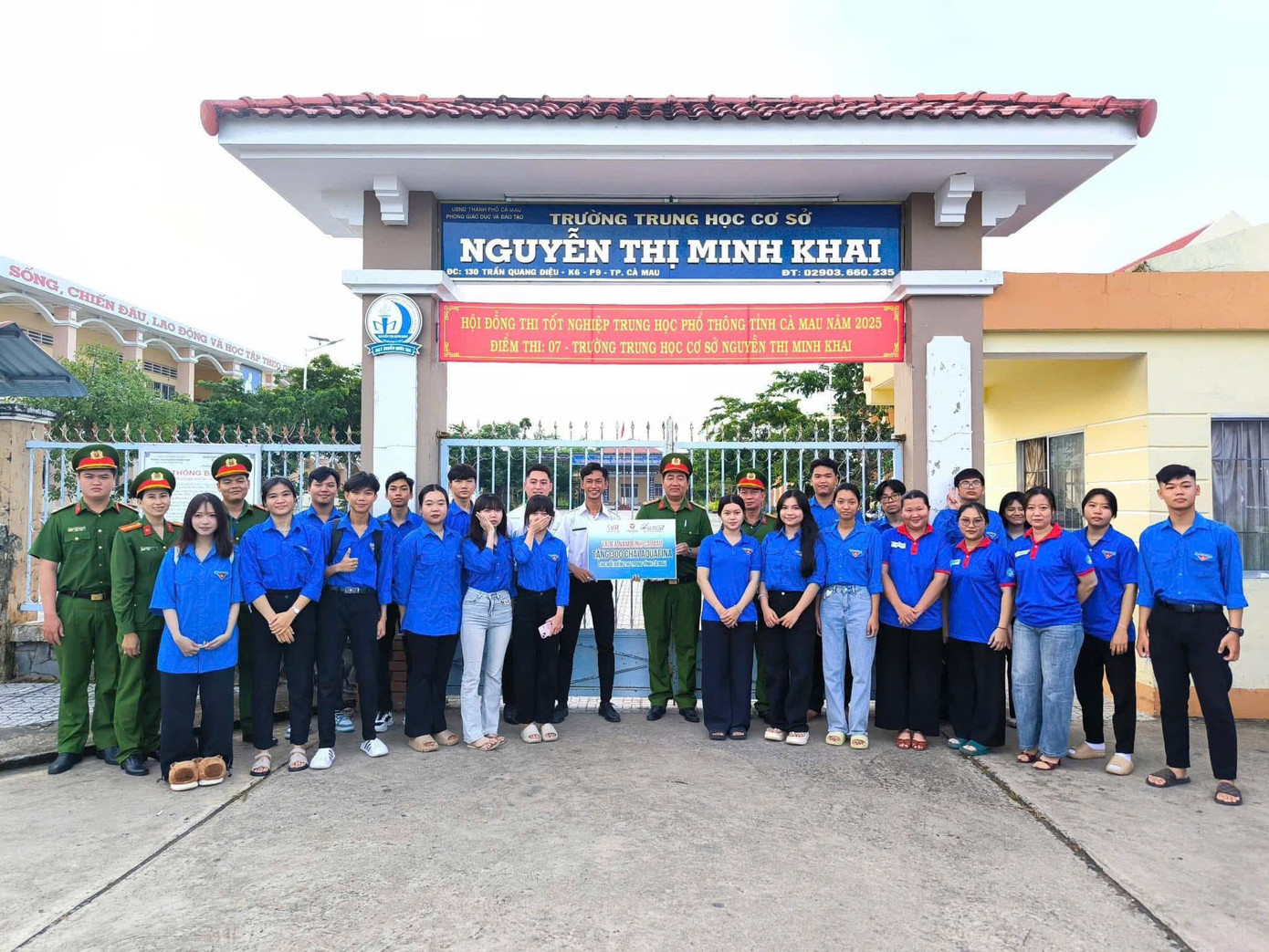 Tình nguyện viên hỗ trợ tại các điểm thi tốt nghiệp THPT 2025. Ảnh: Hội Sinh viên