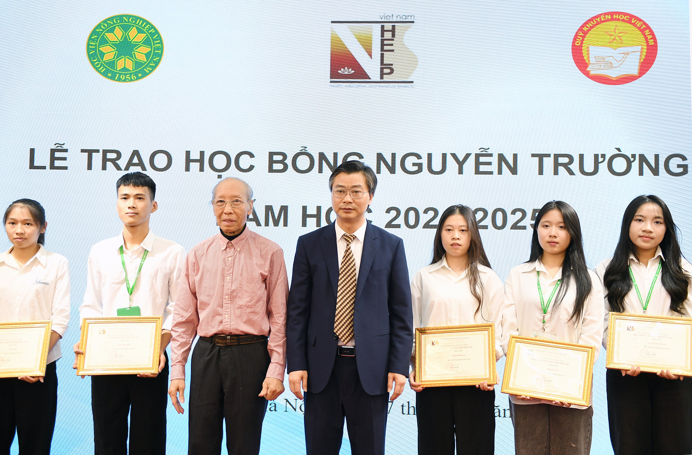 Những sinh viên nhận học bổng Nguyễn Trường Tộ năm học 2024 - 2025.