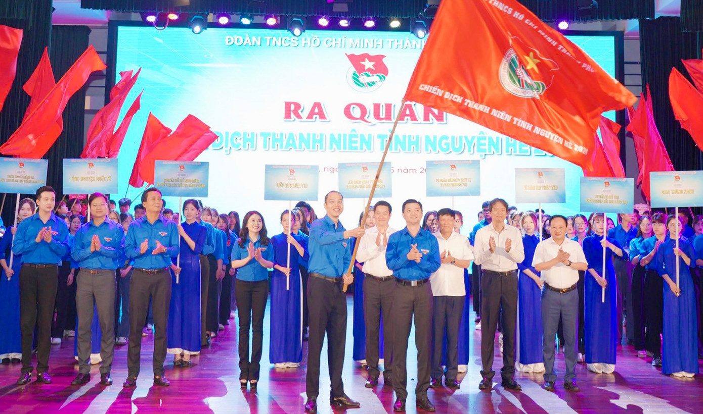 Tại Lễ ra quân, chị Chu Hồng Minh - Bí thư Thành Đoàn Hà Nội cho biết, Chiến dịch Thanh niên tình nguyện Hè năm 2024 diễn ra trong thời điểm có ý nghĩa đặc biệt với tuổi trẻ Thủ đô. Đây là năm kỷ niệm 60 năm phong trào “Ba sẵn sàng”, 70 năm Ngày giải phóng Thủ đô, 25 năm phong trào Thanh niên tình nguyện. Với lợi thế là một trong hai tổ chức Đoàn lớn nhất cả nước, tập trung nhiều lực lượng thanh niên, học sinh, sinh viên, đội ngũ trí thức trẻ, tuổi trẻ Thủ đô xác định triển khai 1 chương trình, 4 chiến dịch trọng tâm và thực hiện 14 nhóm chỉ tiêu cơ bản trong Chiến dịch Thanh niên tình nguyện Hè năm nay.