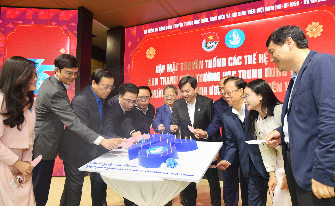 Các đại biểu chúc mừng 75 năm ngày truyền thống học sinh, sinh viên và Hội Sinh viên Việt Nam. Các đại biểu chúc mừng 75 năm ngày truyền thống học sinh, sinh viên và Hội Sinh viên Việt Nam.