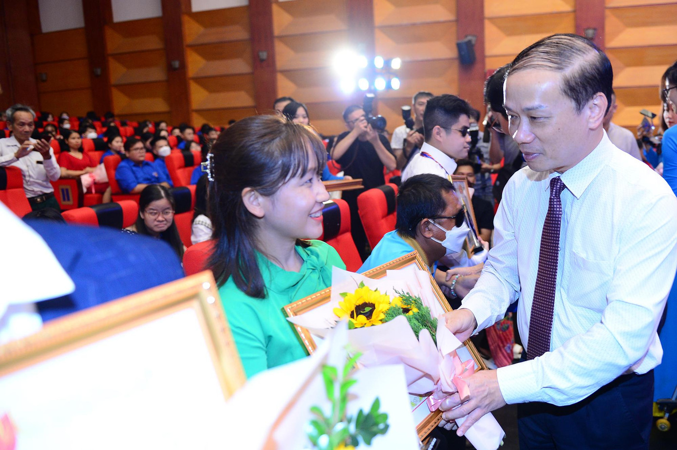 Ông Phạm Tất Thắng, Ủy viên T.Ư Đảng, Phó Trưởng Ban thường trực Ban Dân vận T.Ư tặng hoa chúc mừng thanh niên khuyết tật tiêu biểu được tuyên dương tại chương trình. Ông Phạm Tất Thắng, Ủy viên T.Ư Đảng, Phó Trưởng Ban thường trực Ban Dân vận T.Ư tặng hoa chúc mừng thanh niên khuyết tật tiêu biểu được tuyên dương tại chương trình.