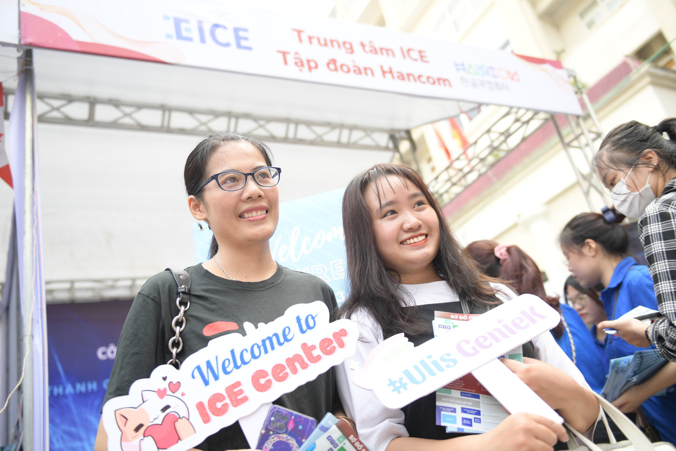 Ngày hội thu hút hàng trăm học sinh, sinh viên tham dự. Ngày hội thu hút hàng trăm học sinh, sinh viên tham dự.