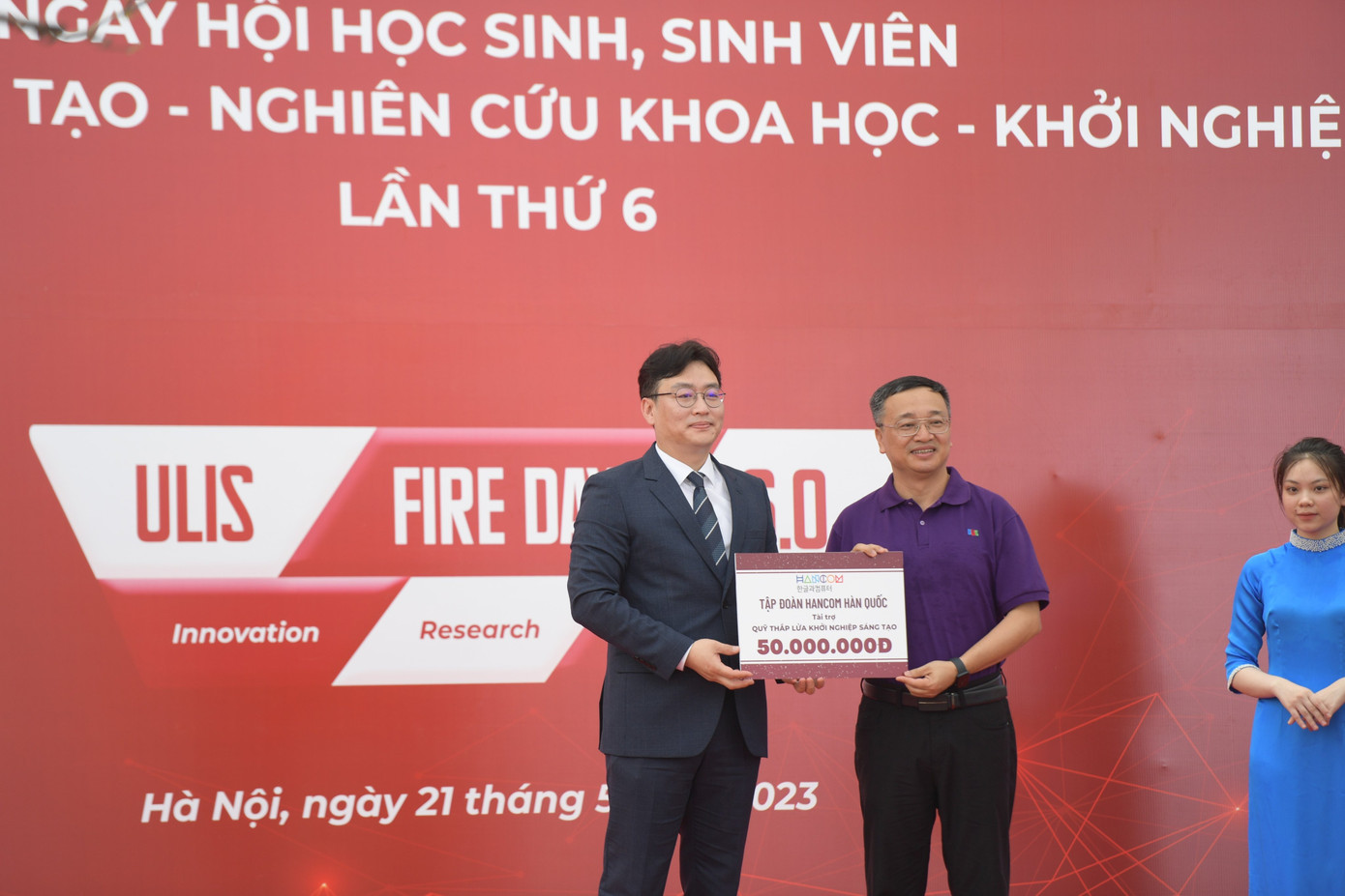 Ông Park Keun-hyung, CEO Tập đoàn Hancom Genie-K trao tài trợ 50 triệu đồng cho Quỹ Thắp lửa khởi nghiệp sáng tạo của Nhà trường. Ông Park Keun-hyung, CEO Tập đoàn Hancom Genie-K trao tài trợ 50 triệu đồng cho Quỹ Thắp lửa khởi nghiệp sáng tạo của Nhà trường.
