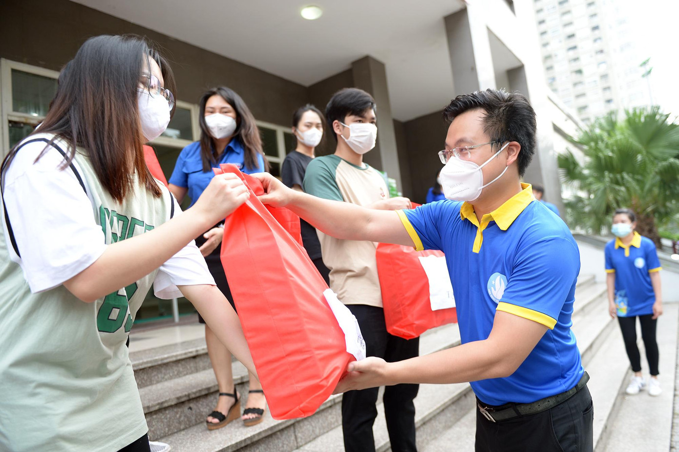 Anh Nguyễn Quang Hưng - Phó Bí thư Thành Đoàn, Chủ tịch Hội Sinh viên TP. Hà Nội tặng quà cho sinh viên.