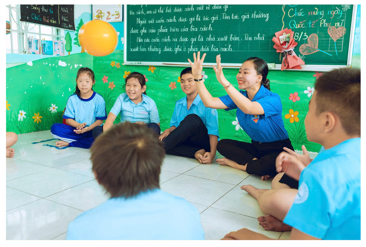 Cô Trúc đã không ngừng tìm tòi và đổi mới phương pháp giáo dục phù hợp cho trẻ khuyết tật trí tuệ. Ảnh: NVCC