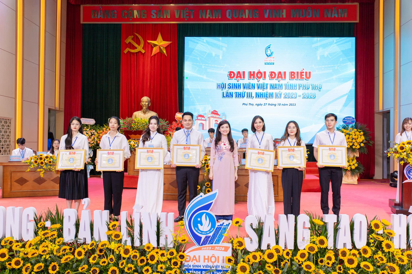 T.Ư Hội Sinh viên Việt Nam đã trao tặng Bằng khen cho 7 cá nhân.