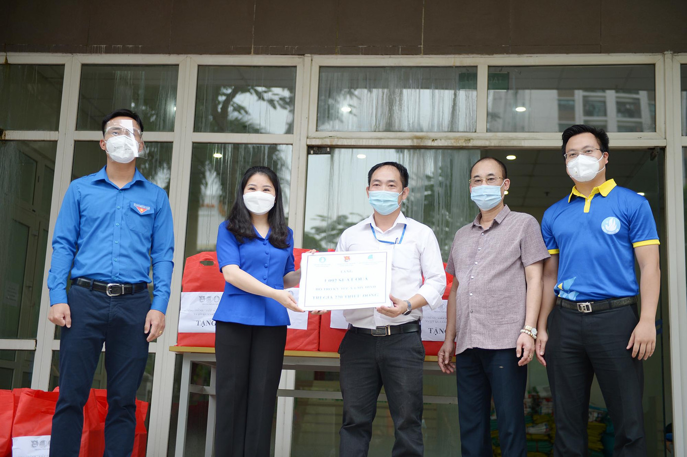 Lãnh đạo Thành Đoàn tặng quà tượng trưng cho đại diện Ban quản lý khu Ký túc xá Mỹ Đình.